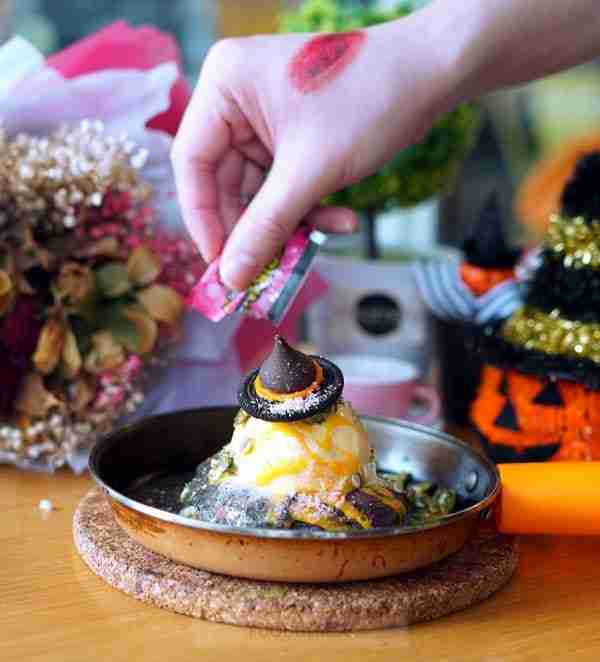 creamery-boutique-sesame-witch-lava-cookie